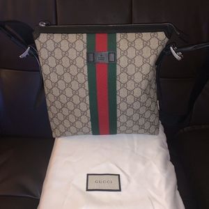 Gucci Web GG Supreme messenger